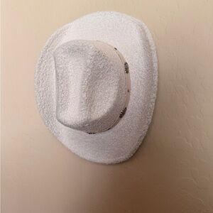 Textured White Cowboy Hat with Decorative Silvertone Band